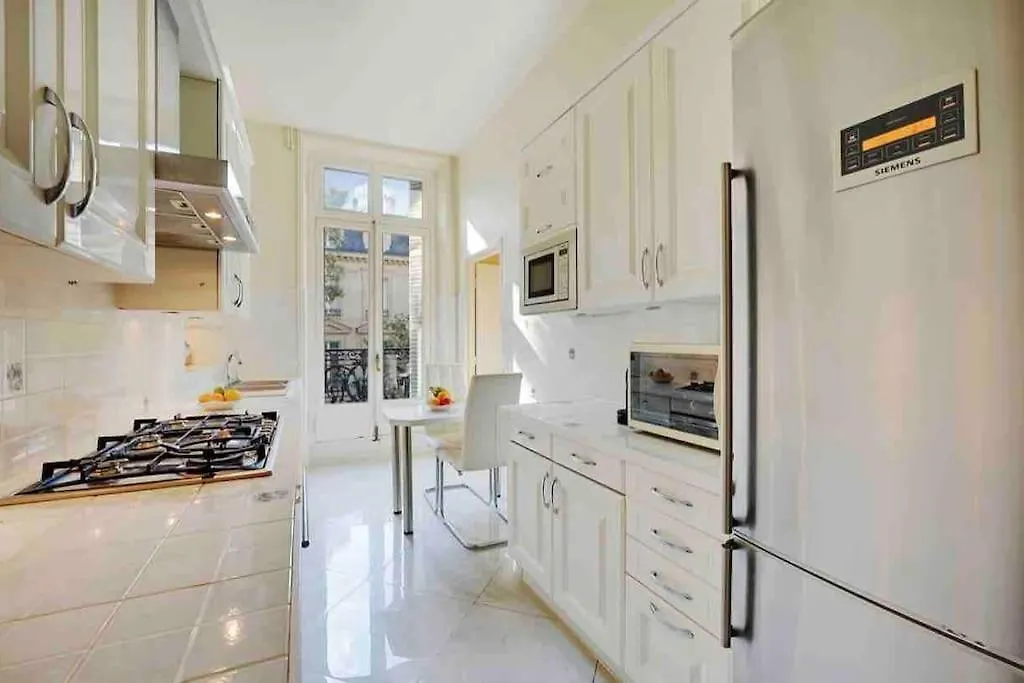 Champs Elysees : Appartement 200 M2 Avec Balcon Paris