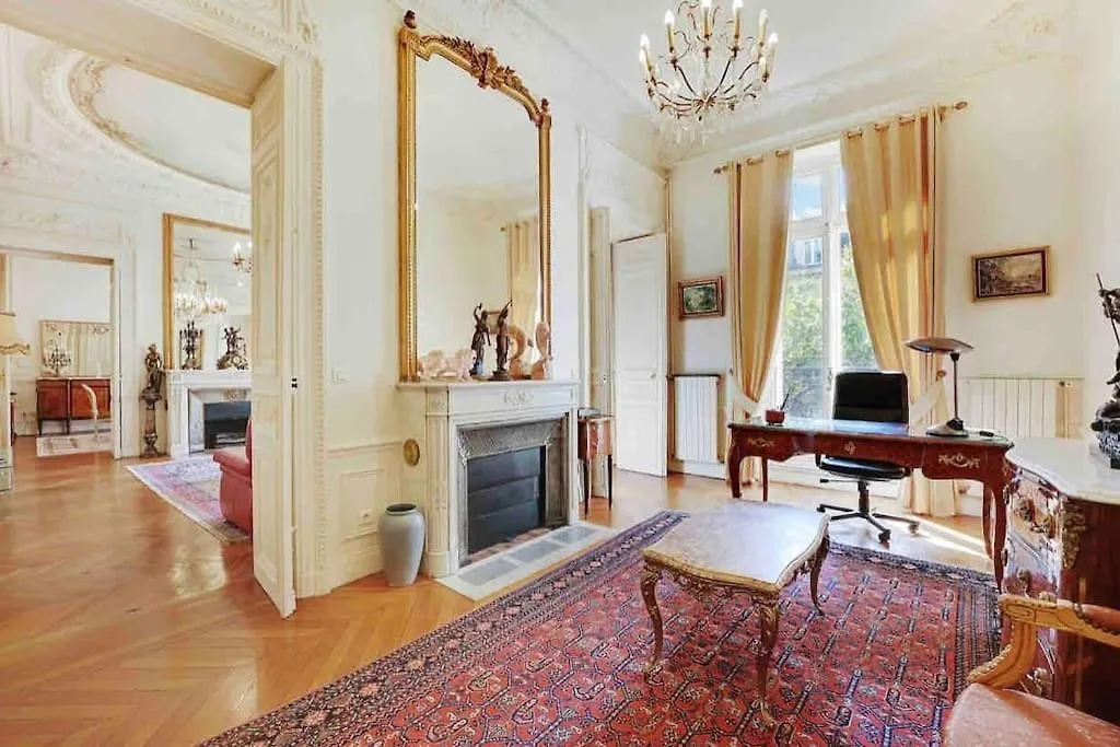 Champs Elysees : Appartement 200 M2 Avec Balcon Paris